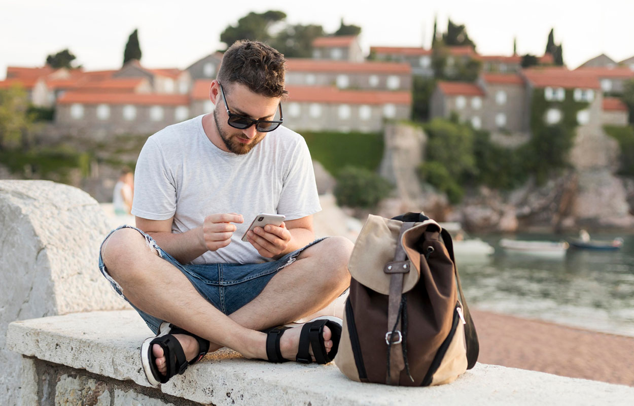 Mujer de mediana edad escuchando un podcast mientras camina por la Plaza Mayor de Madrid