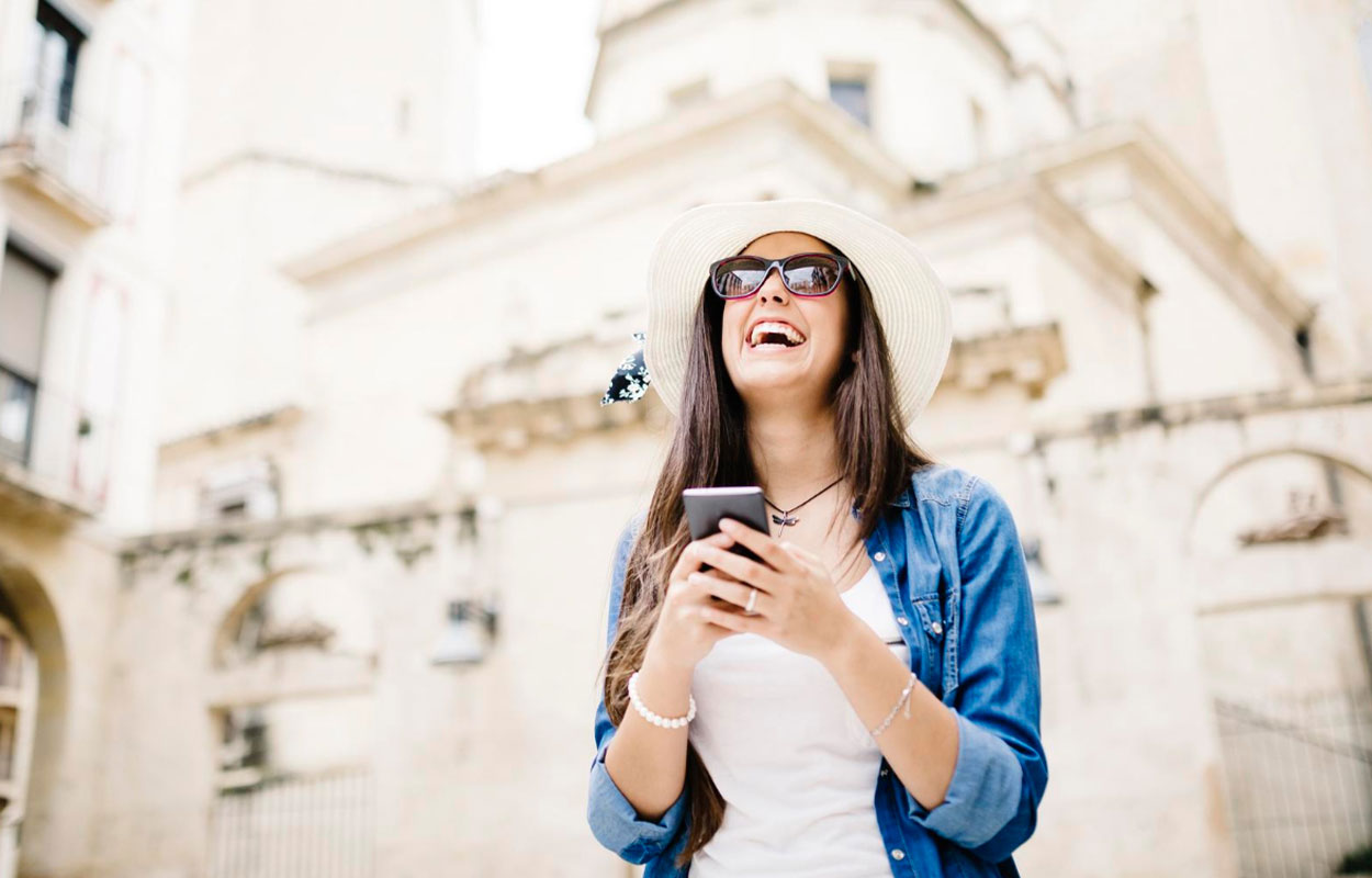 Mujer leyendo en una tablet mientras realiza un viaje en autobús